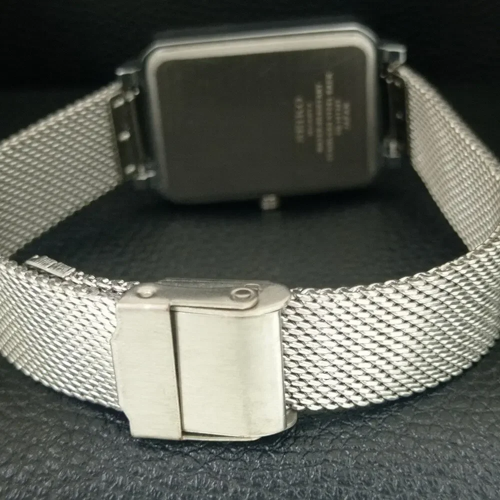 Vintage Style Seiko Quartz Mens Silver Watch & Silver accents W/ Steel Strap - Picture 2 of 8